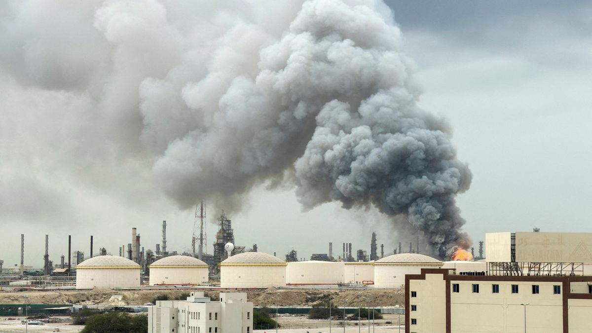 Bahrajnská rafinérie po útoku hoří, země přestává vyvážet ropu. Ceny stoupají